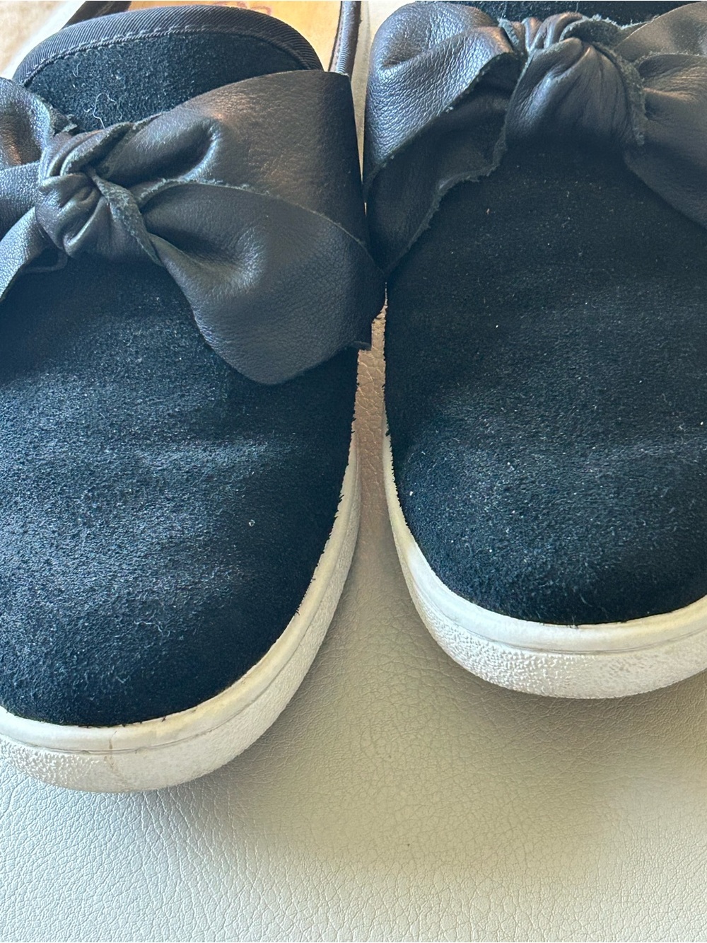 UGG Women’s Black Leather Slip-On Mules with Knotted Bow Size 7 - Picture 12 of 12